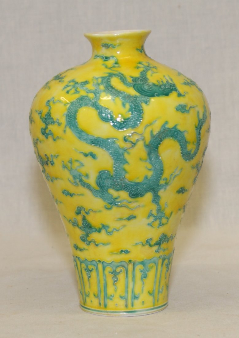 Yellow and green double dragon vase. Ming Chenghua Mark (1 of 4)