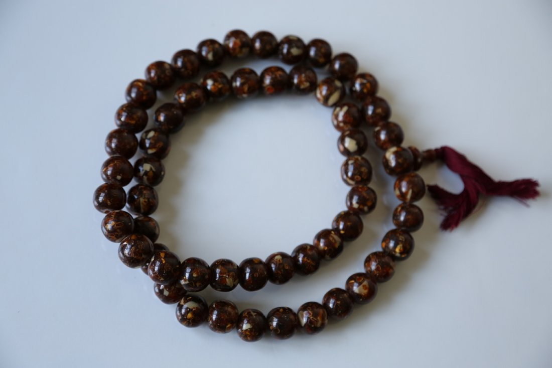 Necklace of amber (54 + center bead = 55 beads). (1 of 2)