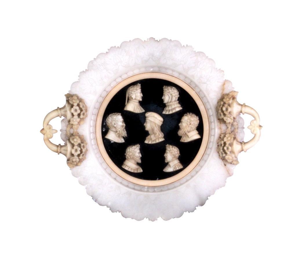 Antique Grand Tour Alabaster Handled Dish of Great Men: Alabaster plaque depicting cameo carvings of great men of the Italian Renaissance era, against black eglonmise circular glass backing. Subjects include Dante Alighieri, Francesco Petrarca (Petrarch), 
