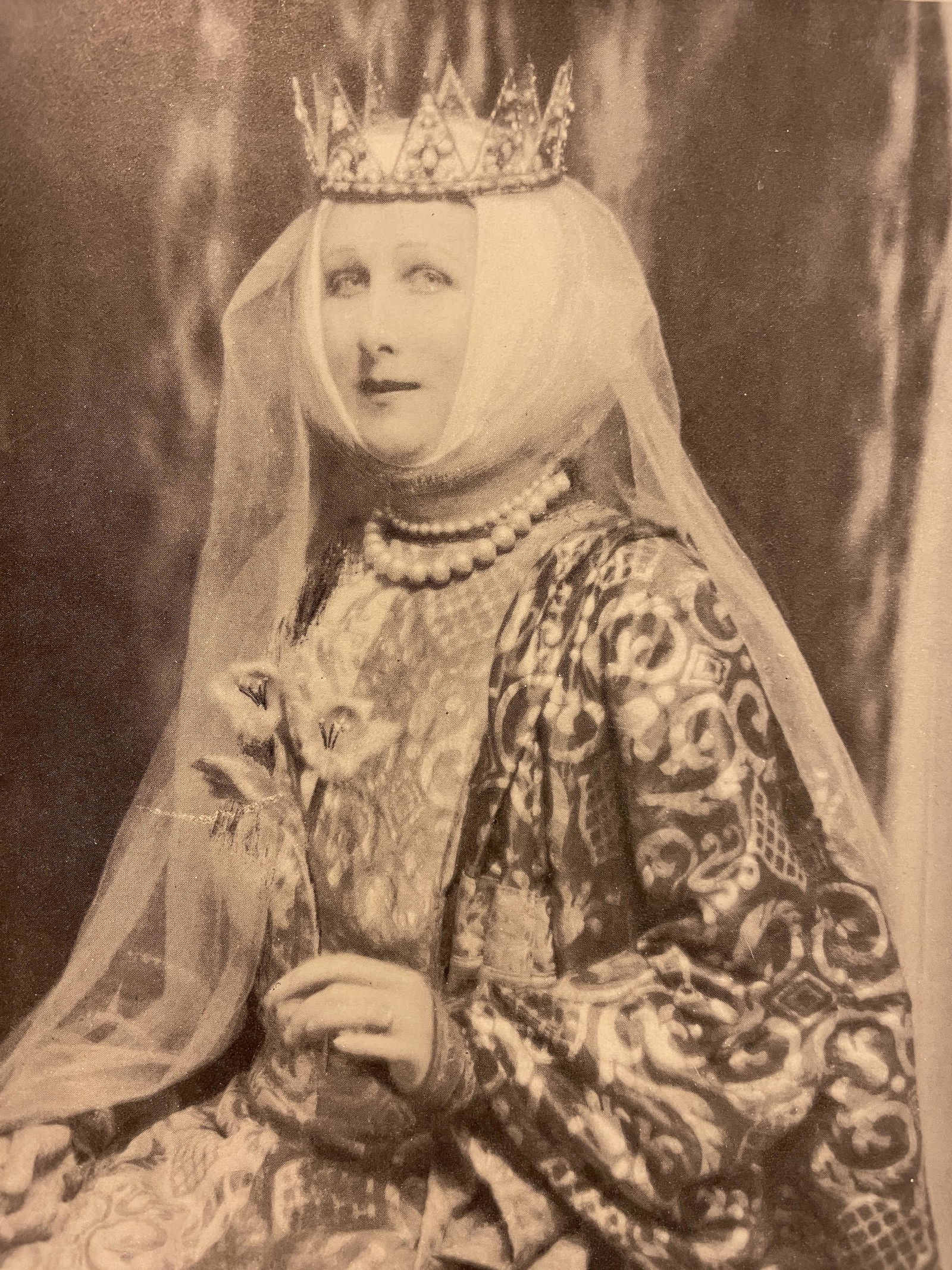 Cecil Beaton â€œMy Motherâ€ Print: Cecil Beaton â€œMy Motherâ€ Print. Measures (approx): 6.75 x 5.1. Mounted to archival quality paper. Verso is blank. Printed circa 1950â€™s.