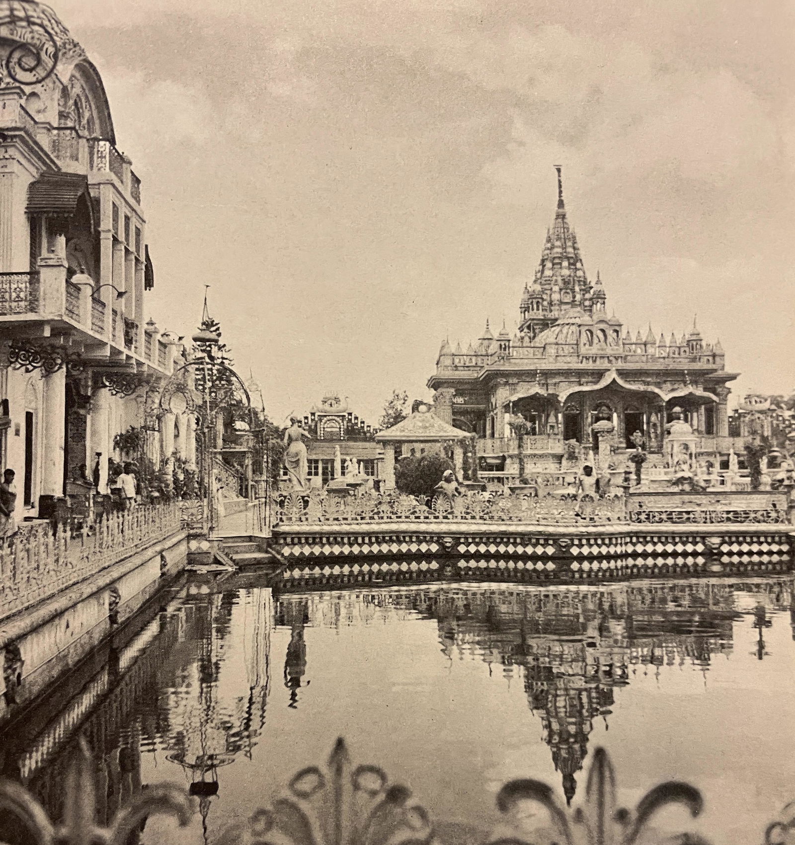 Cecil Beaton â€œThe Jain Temple, Calcuttaâ€ Print: Cecil Beaton â€œThe Jain Temple, Calcuttaâ€ Print. Measures (approx): 6.75 x 6.25. Mounted to archival quality paper. Verso is blank. Printed circa 1950â€&#