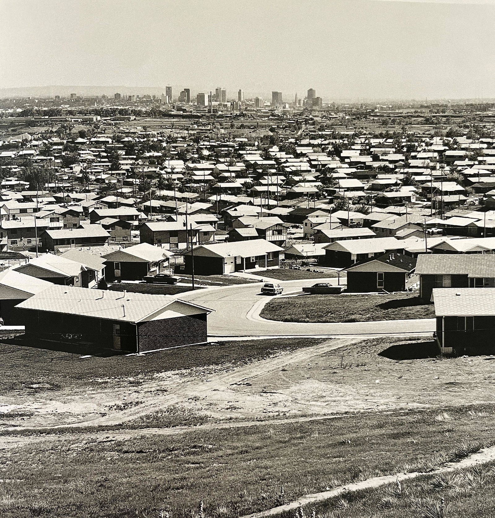 Robert Adams â€œDas Stadtzentrum von Denver aus zen Meilen Entfernungâ€: Robert Adams â€œDas Stadtzentrum von Denver aus zen Meilen Entfernungâ€ Print Measures (approx): 5.75 x 6. Mounted to archival quality paper. Verso is blank. Printed c