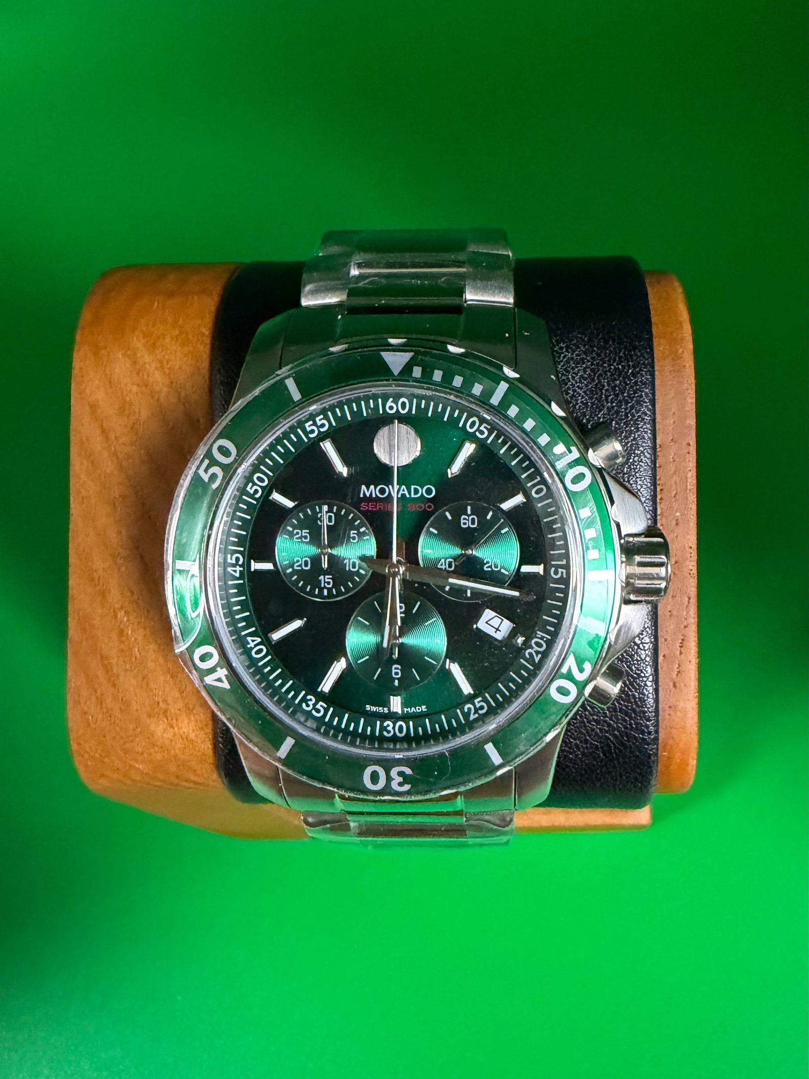 Movado Series 800 Green Dial "HULK" Chronograph Quartz Watch 2600179.: Movado Series 800 Green Dial "HULK" Chronograph Quartz Watch 2600179. Silver-tone stainless steel case and bracelet. Uni-directional rotating silver-tone stainless steel bezel with a green aluminum to
