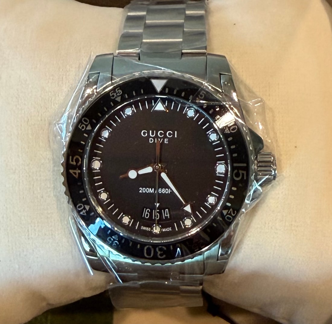 Gucci Men's Stainless-Steel Dive Watch - Model YA136301 - Sporty, Elegant & NIB: Gucci Men's Stainless-Steel Dive Watch - Model YA136301 - Sporty, Elegant & NIB. The Gucci YA136301 Dive Men's Watch is a bold statement of luxury and performance. Crafted from durable stainless steel