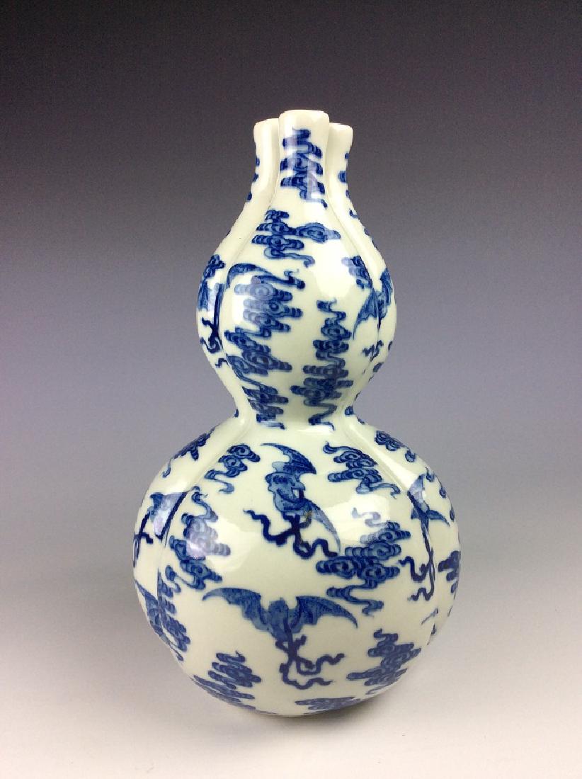 Fine Chinese porcelain vase, blue & white glazed, (1 of 6)