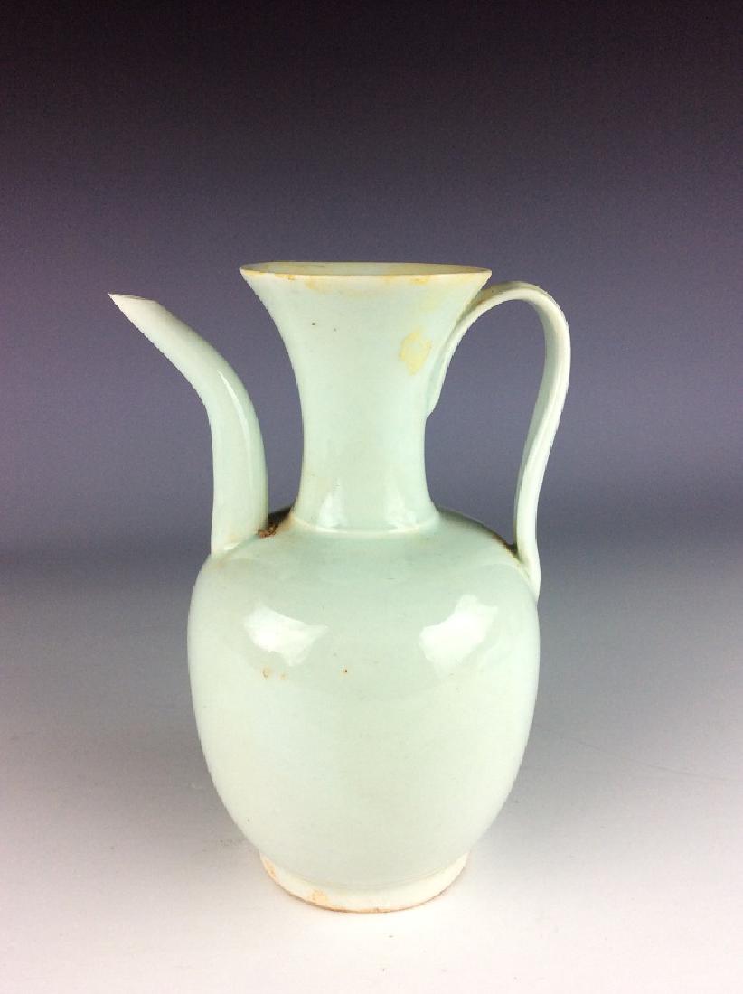 Chinese porcelain wine vase, misty blue (Qingbai): Chinese porcelain wine vase, misty blue (Qingbai) glazed, decorated Size & Condition: Please see the last picture. 紐約诺顿艺术拍卖公司