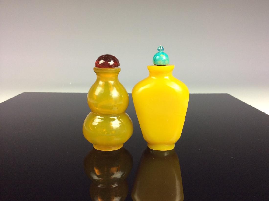 A set of 2 snuff bottles (1 of 2)