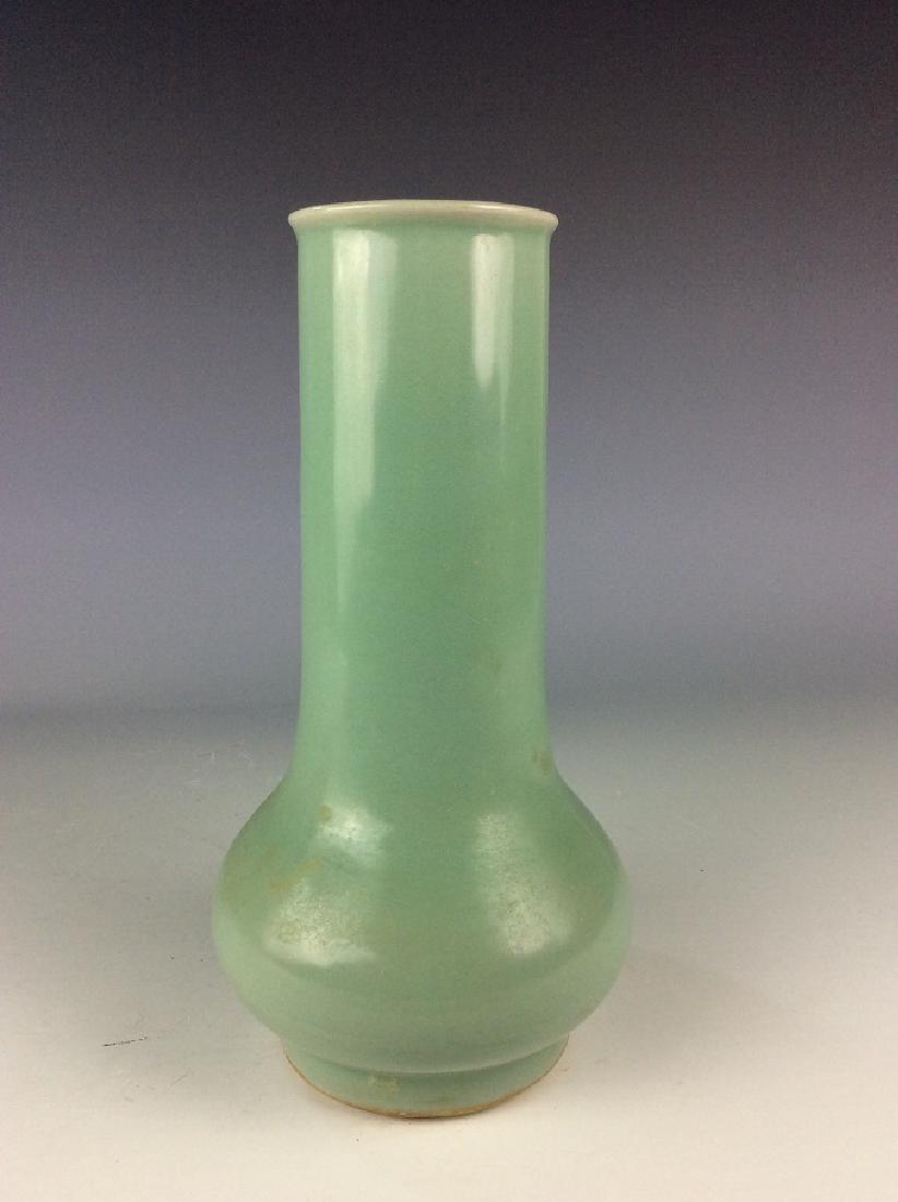 Fine Longquan style Chienese porcelain vase, celadon (1 of 5)
