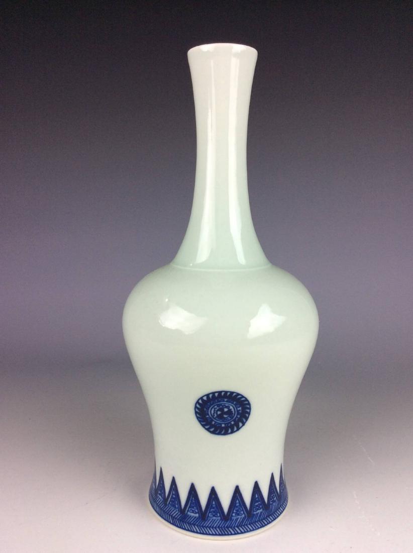 Fine Chinese porcelain vase, blue & white glazed, (1 of 6)
