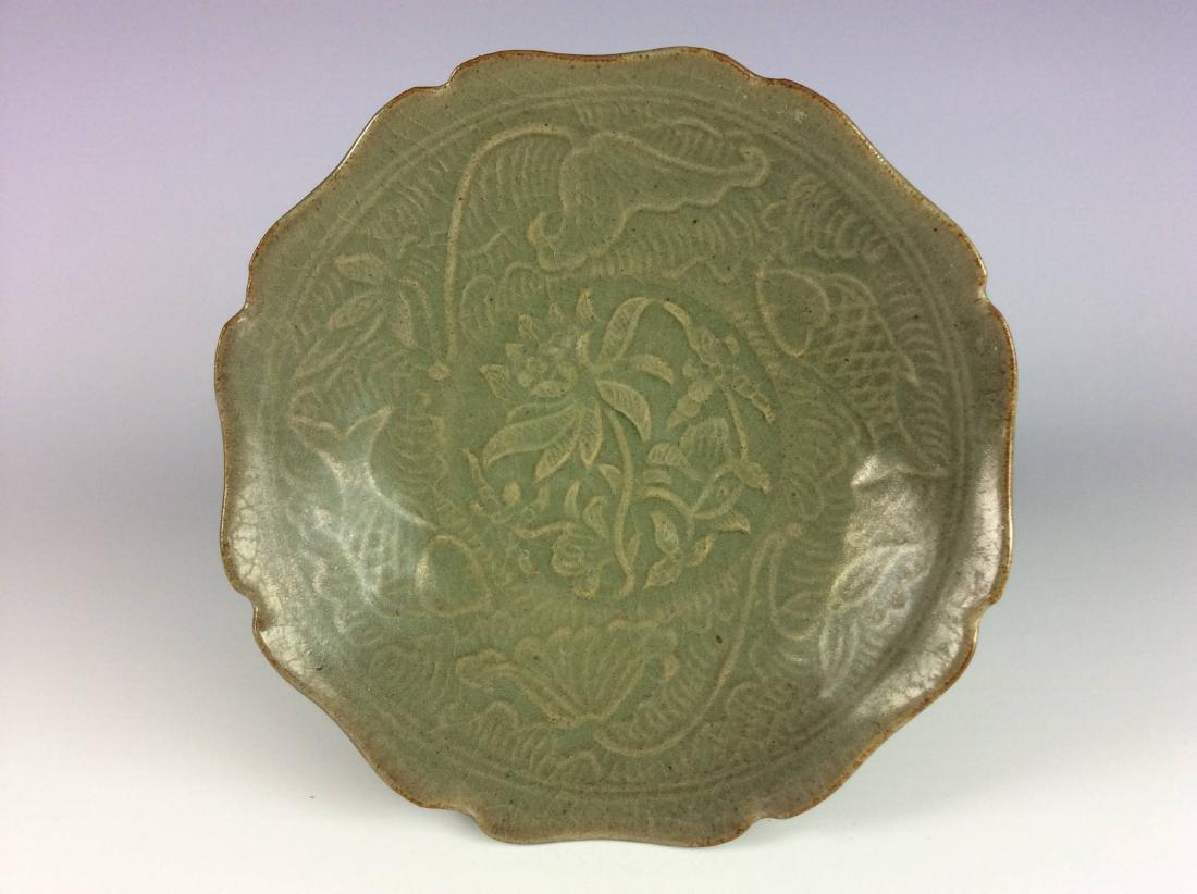 Chinese Yao-Zhou kiln style saucer: Chinese Yao-Zhou kiln style saucer with engraving floral and fish pattern. Size & Condition: please see the last picture 紐約诺顿艺术拍卖公司