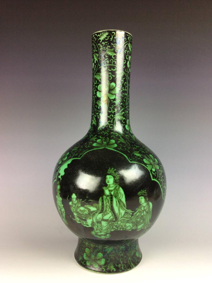 Rare Chinese vase painted with  malachite green figures (1 of 9)