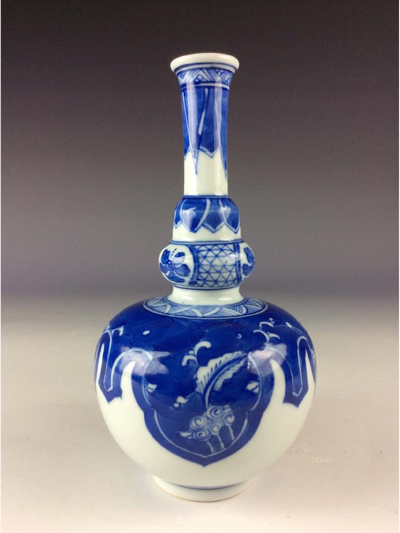 Chinese B/W vase double circle mark on base (1 of 5)