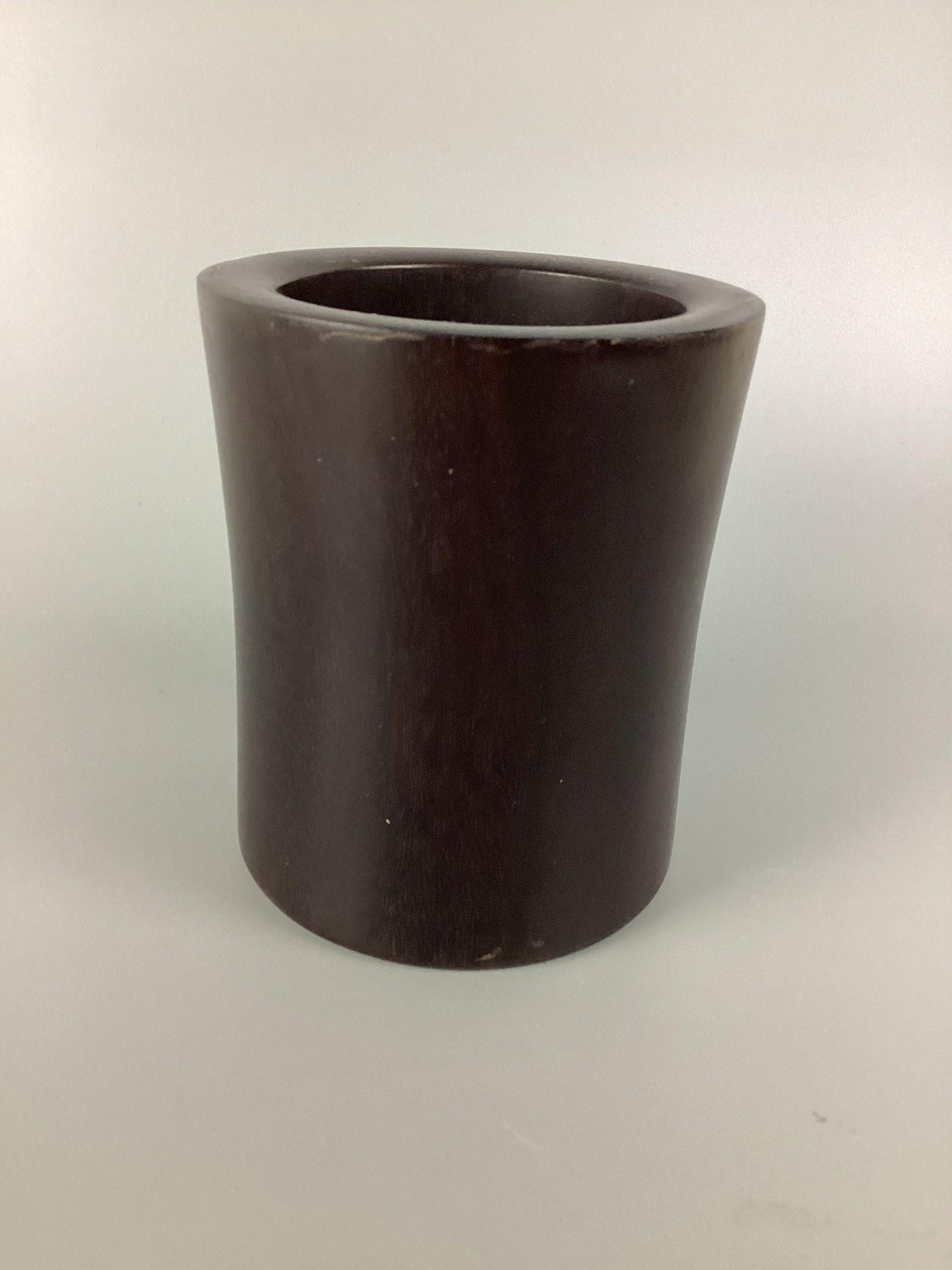 17/18C MING/QING DYNASRTY, A ZITAN BRUSHPOT: 17/18C MING/QING DYNASRTY, 明末清初紫檀筆筒 A ZITAN BRUSHPOTSize: H: 5" Condition: Aged & used marks, otherwise In a good condition overall 紐 