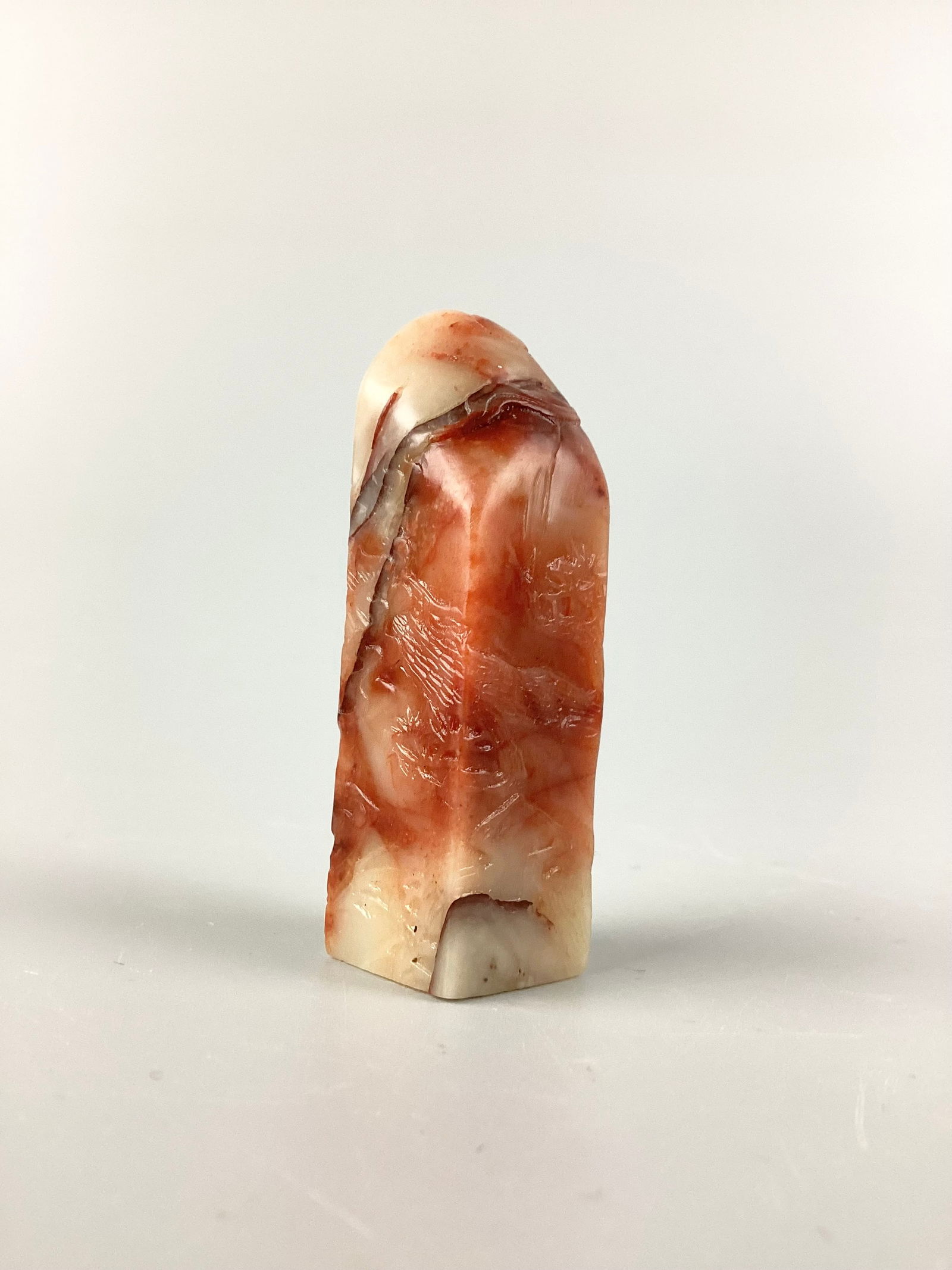 Carved Shoushan soapstone seal GOOD QUALITY AND CARVED: Carved Shoushan soapstone seal ??? ??? GOOD QUALITY AND CARVED Size: 6cmX2cmCondition: Used and aged marks, otherwise in a good condition 紐約诺顿艺术拍ࡕ