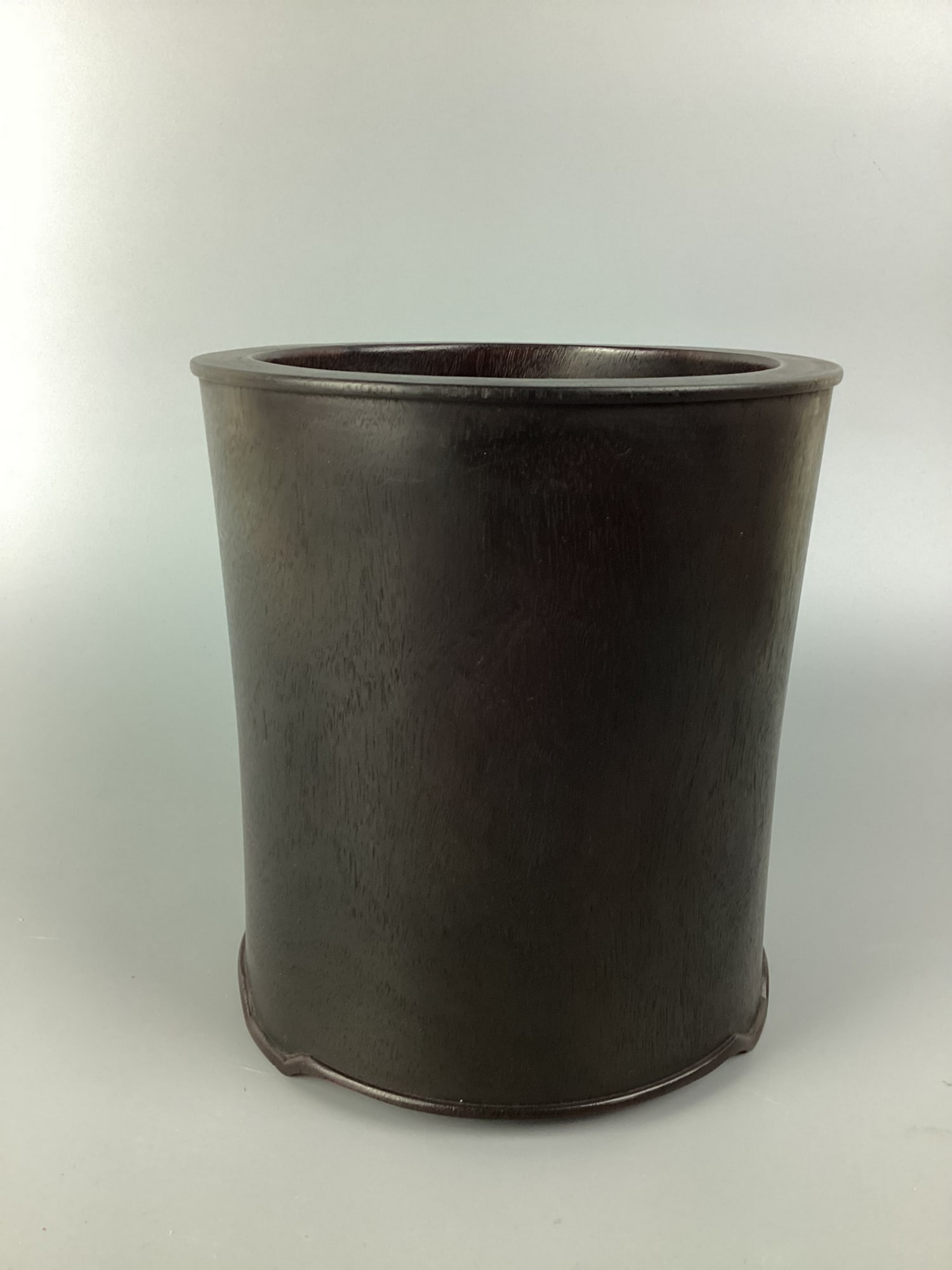 Chinese 17/18C MING/QING DYNASRTY, A ZITAN BRUSHPOT: Chinese 17/18C MING/QING DYNASRTY, ???????? A ZITAN BRUSHPOTSize: H: 6.7" W: 6.3" inches Condition: Aged & used marks, otherwise In a good condition overall ?????????? - ???? ???? ???? ???? Shipping: