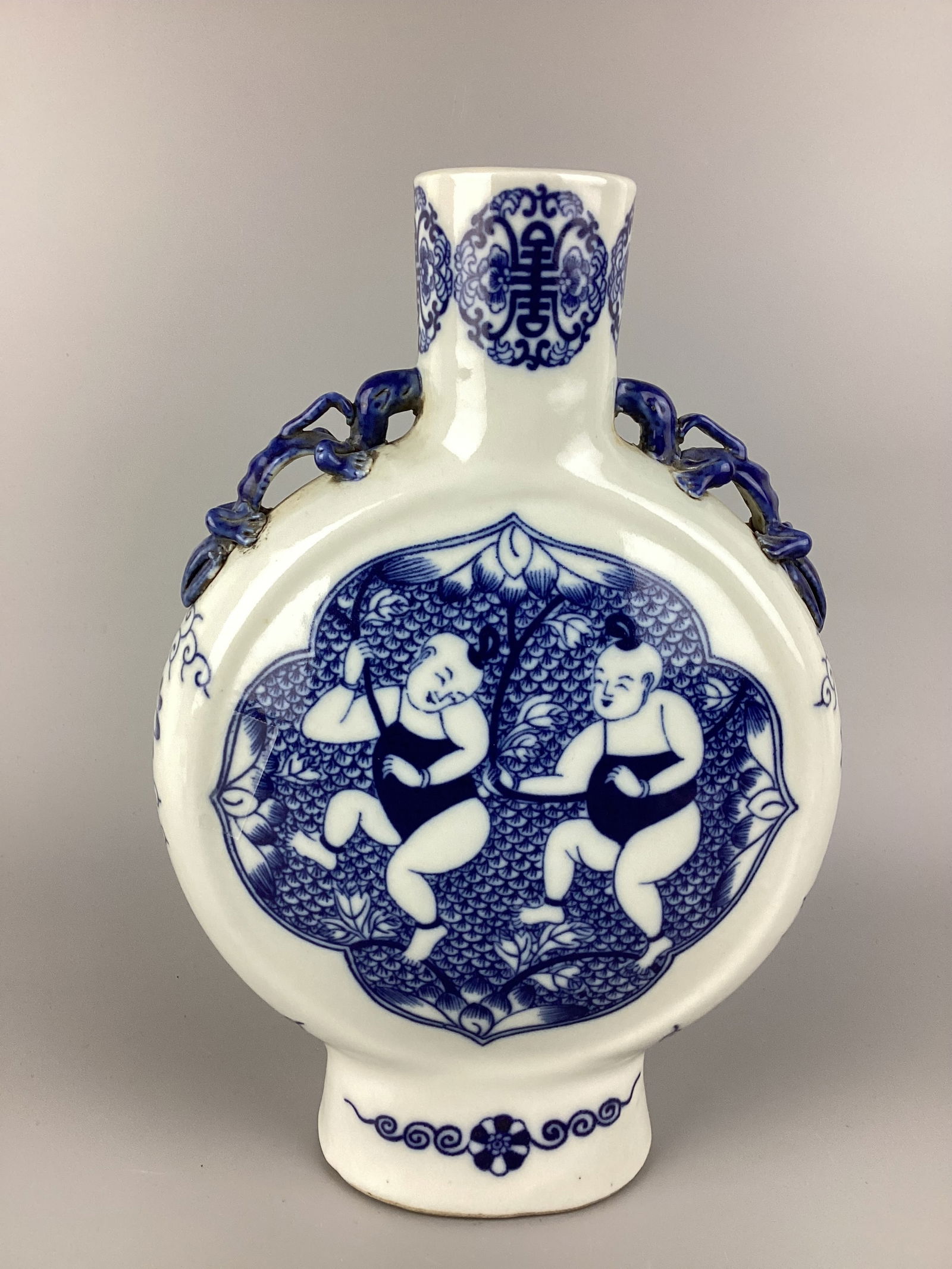18C Kangxi period A blue and white 'boys' moon flasks: 18C Kangxi period 清康熙 青花嬰戲抱月瓶 A blue and white 'boys' moon flasksSize: H: 27 cm W: 19 cmCondition: Aged & used marks, otherwise In