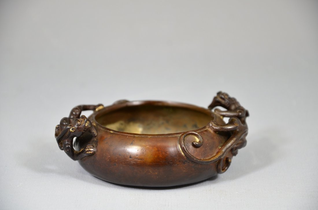 Chinese Bronze brush washer With Ears Marked: Chinese Bronze brush washer With Ears Marked Size: 3 1/2" D. Condition: Good condition. (Refer to the pictures.) Shipping: We provide in house packing and shipping services at buyer's expense. The est