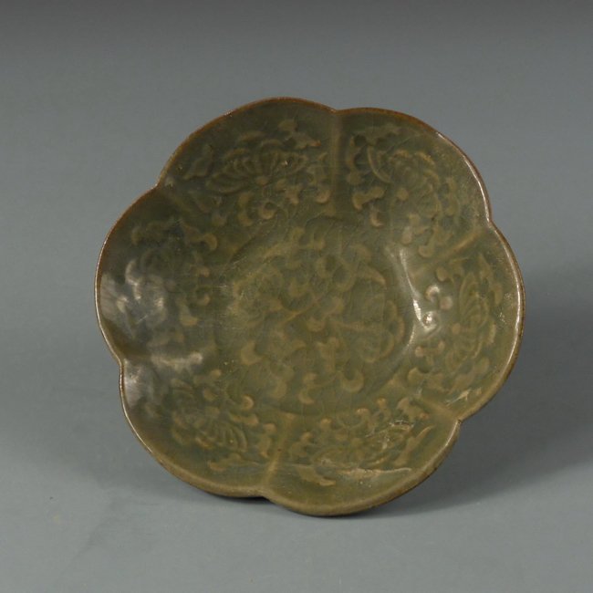 Chinese celadon Yao-zhou kilm style bowl: Chinese celadon Yao-zhou kilm style petal bowl with engravings of flower and foliage design. Size: 5.75" Condition: Good condition. (Refer to pictures) 专业打包 发货