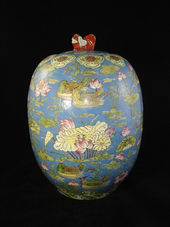Large Chinese Famille Rose Jar with Lilly pond & Ducks: Large Chinese Famille Rose Covered Jar with Lilly pond & Ducks Size: 16" Ht. 10.5" W. Condition: Good condition. (Refer to pictures.) 专业打包 发货全球 
