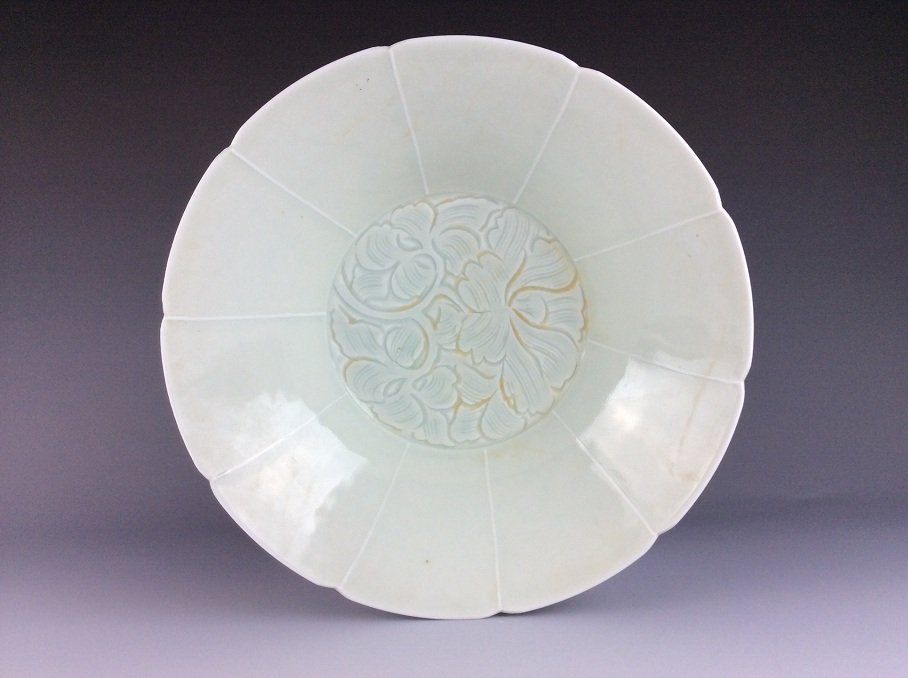 Chinese Misty Blue Glaze Porcelain Bowl with Peony: Chinese misty blue glaze porcelain bowl with peony. Size & Condition: please see the last picture 专业打包 发货全球 费用廉宜 