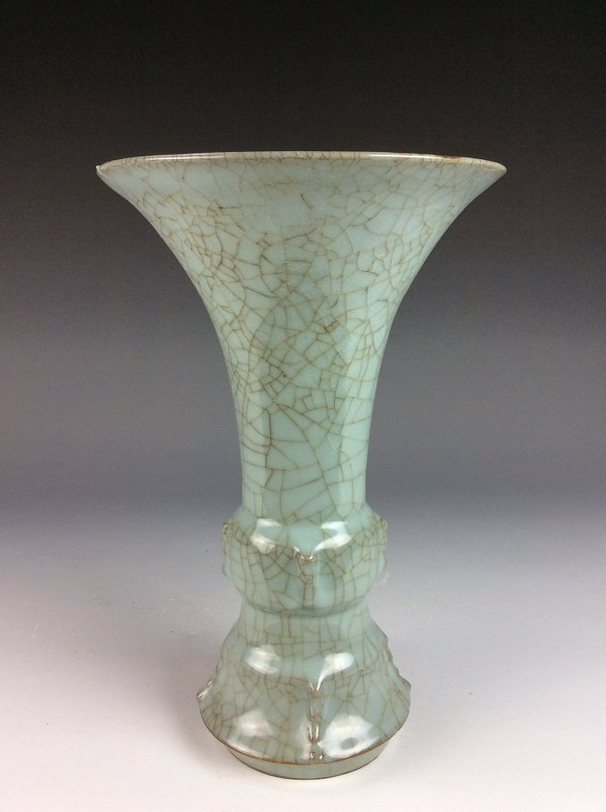 Vintage Chinese Guan style pocelain vase (1 of 5)