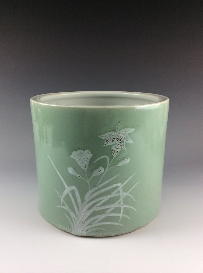 Rare 18C Qianloing period Chinese celadon brush pot (1 of 7)