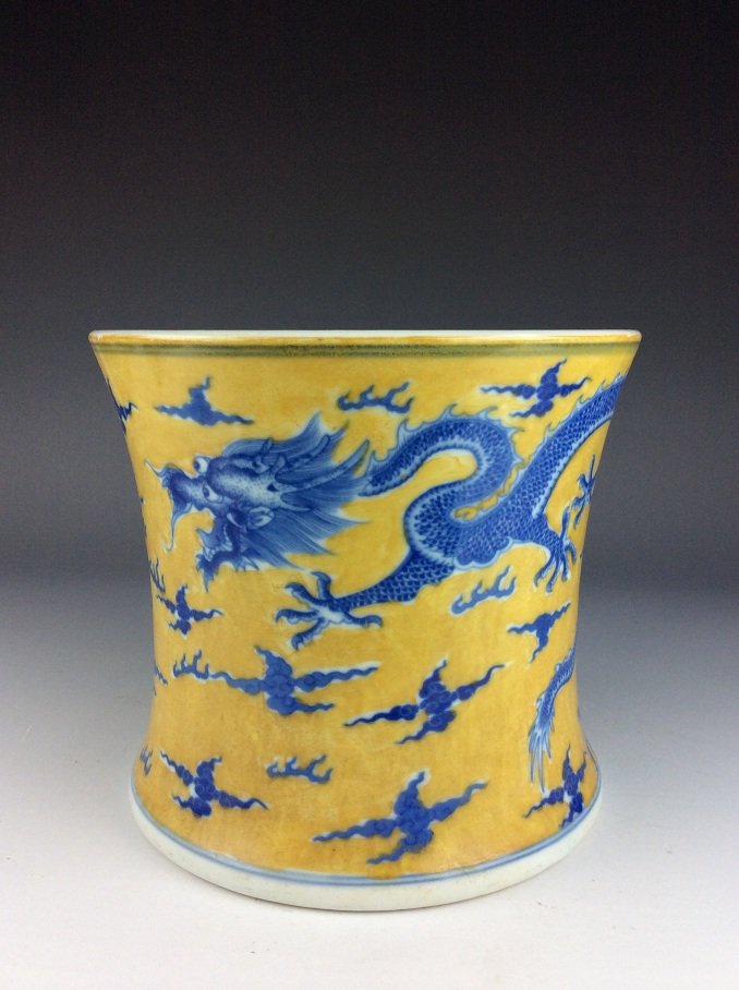 19th century, Fine Chinese porcelain pot, yellow ground (1 of 5)