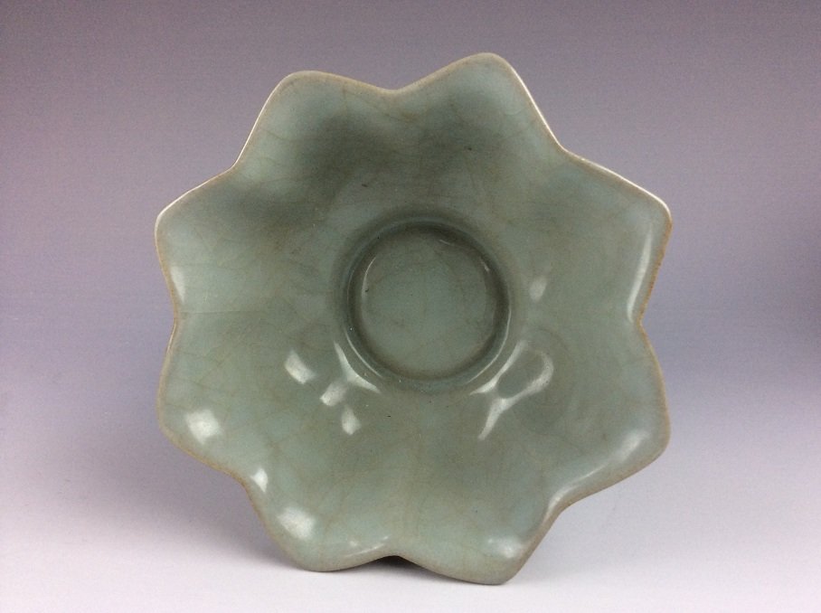 Fine Chinese Guan style porcelain bowl (1 of 4)