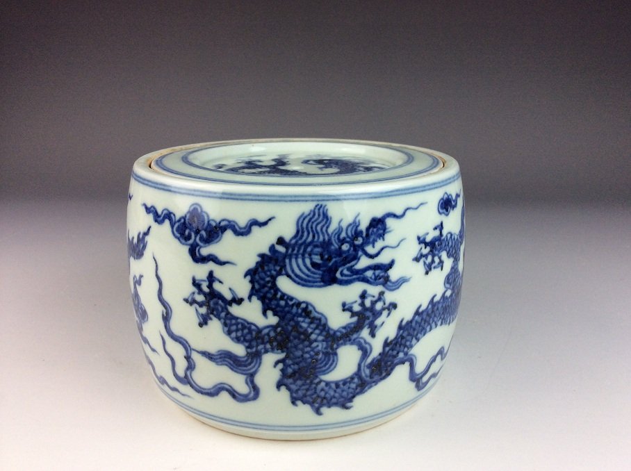 Chinese porcelain pot with lid, blue & white glazed (1 of 5)