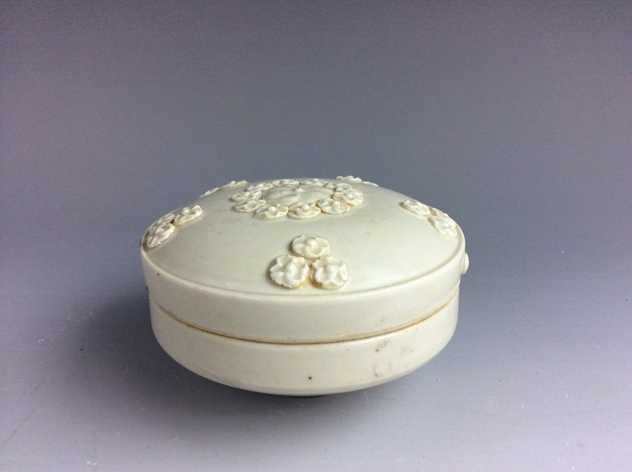 Chinese Ming style porcelain dish, white glaze (1 of 4)
