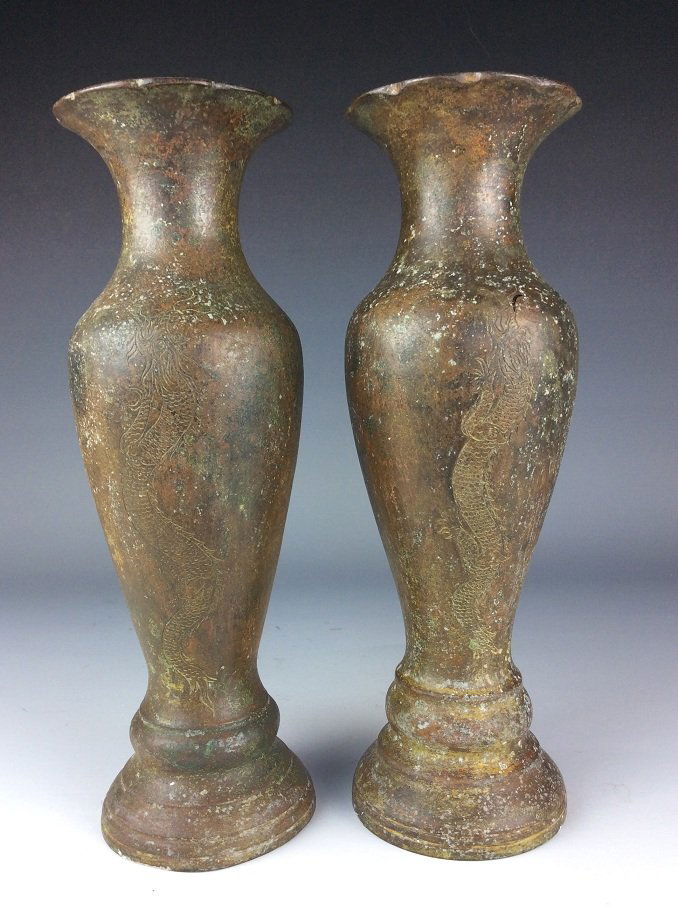 Pair of Chinese bronze vases with dragon. (1 of 4)