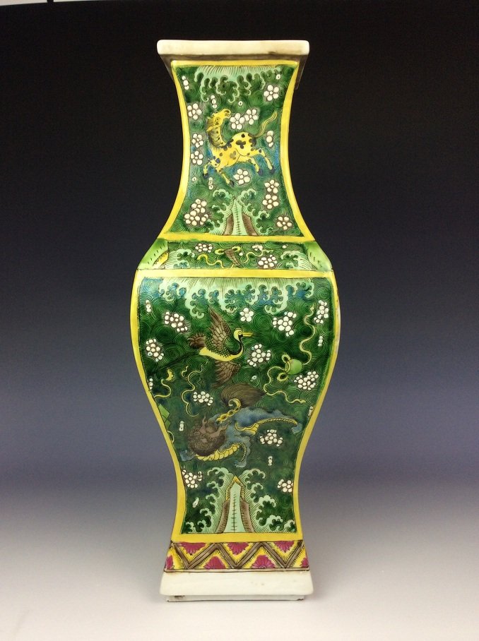 Elegant Chinese verte porcelain square vase painted (1 of 9)