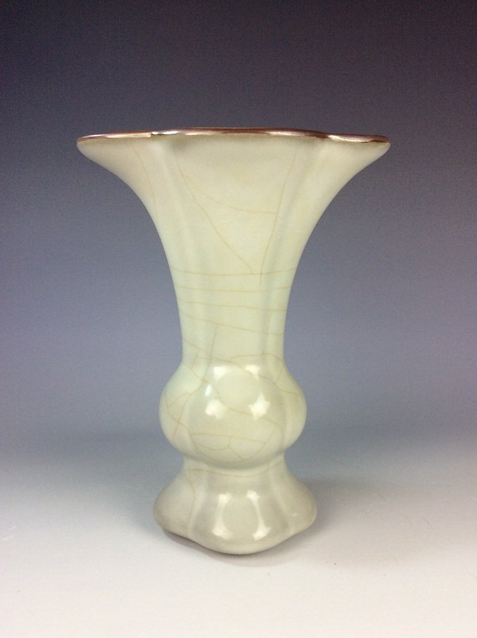 Fine Chinese Guan  style porcelain plate, (1 of 5)