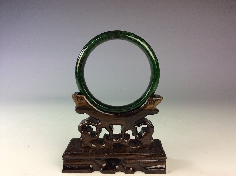 Fine Chinese jade bangle (1 of 3)