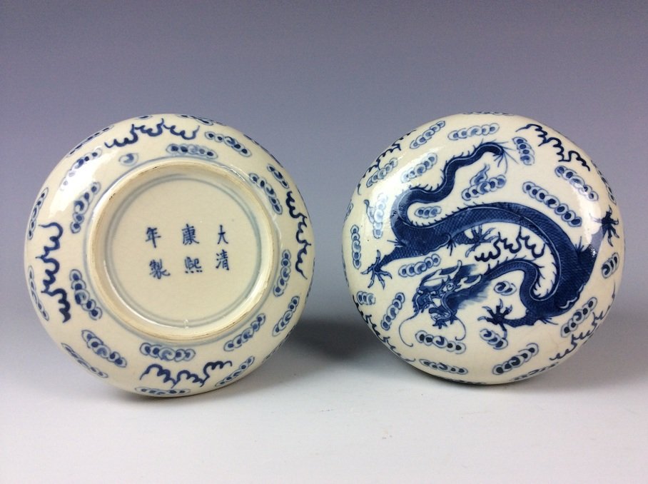 Chinese blue and white porcelain round box decorated (1 of 4)