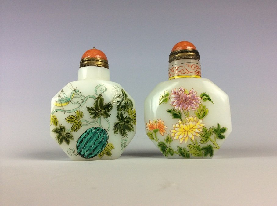 Pair of Chinese porcelain snuff bottles (1 of 4)