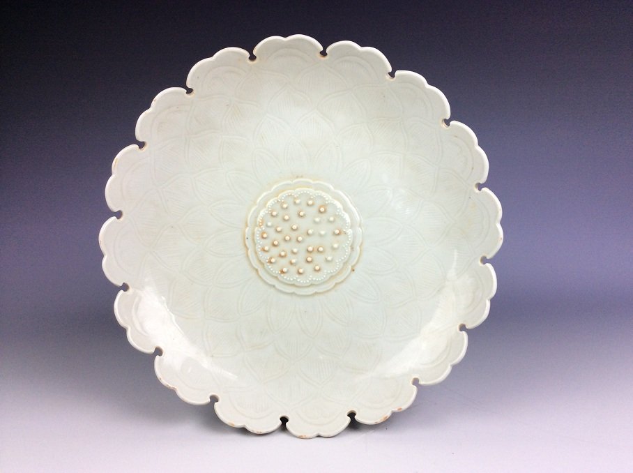 Fine Chinese porcelain Ming style plate, white glazed, (1 of 5)