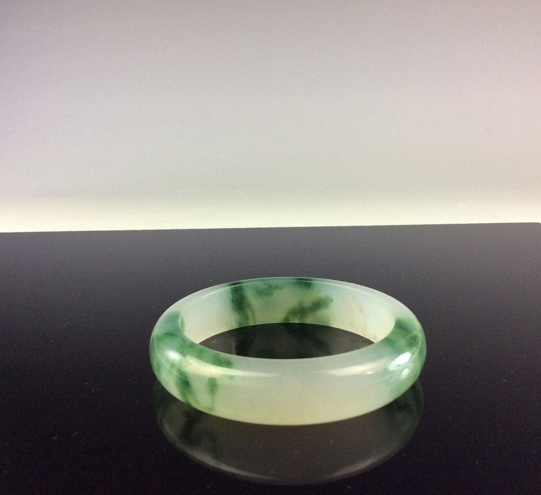 Fine Chinese jade bangle (1 of 3)