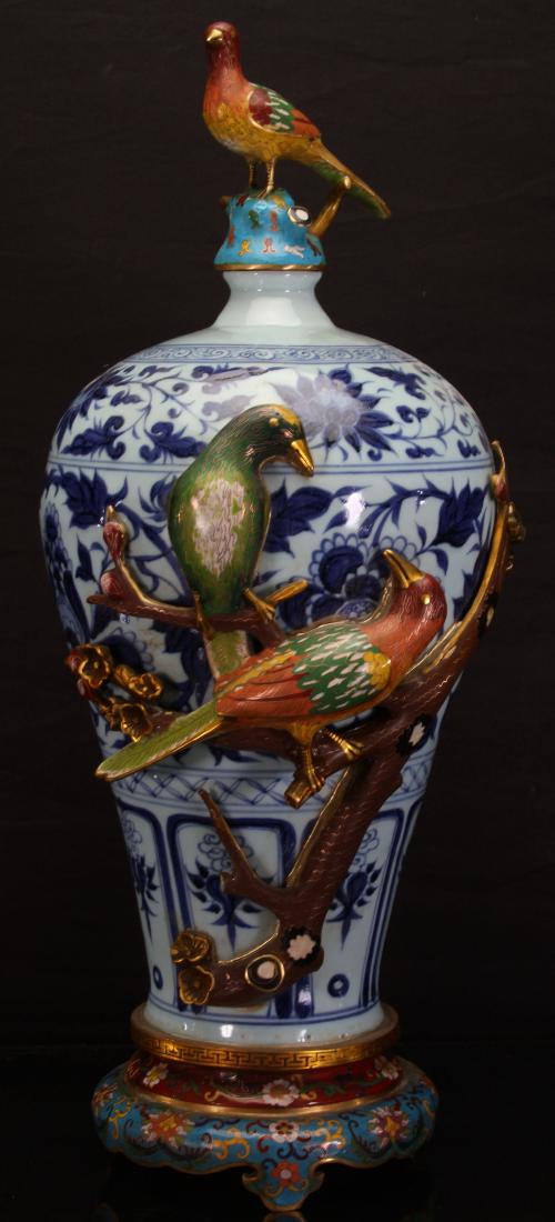 [CHINESE]A MING DYNASTY BLUE AND WHITE VASE WITH (1 of 2)