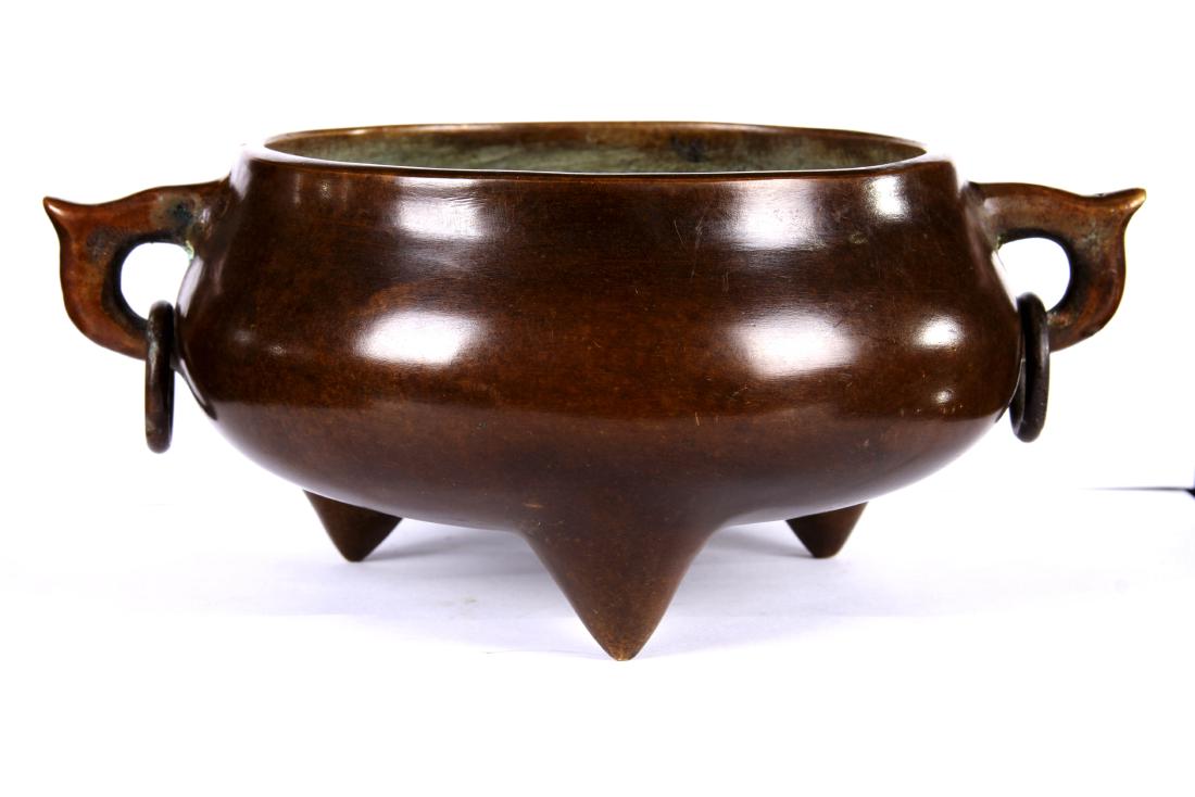 [CHINESE]"SHI GU ZHI BAO" MARKED BRONZE CENSER WITH: [CHINESE]"SHI GU ZHI BAO" MARKED BRONZE CENSER WITH HANDLERS L:8.25" W:6.25" H:3.5"世古之宝款双耳铜质香炉