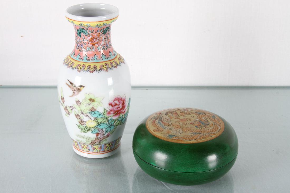 [CHINESE]A SET OF "QIAN LONG NIAN ZHI"MARKED FAMILLE: [CHINESE]A SET OF "QIAN LONG NIAN ZHI"MARKED FAMILLE ROSE PORCELAIN VASE AND COMPASS PAINTED WITH FLOWERS AND DRAGONS (2 ITEMS)(MEASURED WITH THE LARGEST ITEM) W:3.5" H:7"乾隆年Ò