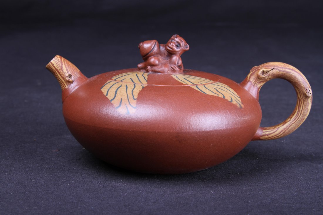 other: CHINESE LVRAOCHEN MARKED ZISHA TEA POT DECORATED WITH A MONKEY ON THE TOP L:5.5" W:4.25" H:2.75"浏览高清图片请登录