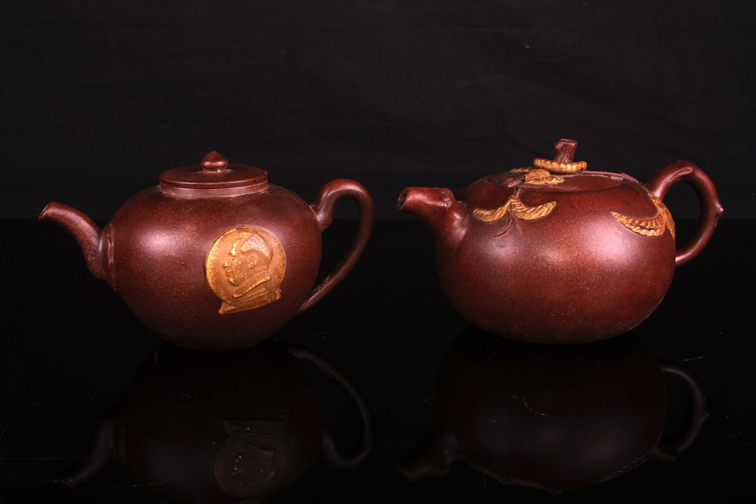 Other: PAIR OF CHINESE ZISHA TEA POTS.ONE IS GETAOZHONG MARKED ZISHA TEA POT DECORATED WITH CHAIR MAO. THE OTHER ONE IS ZHUKE MARKED ZISHA TEA POT DECORATED WITH LEAVES L:8" W:5.5" H:4.75"浏览