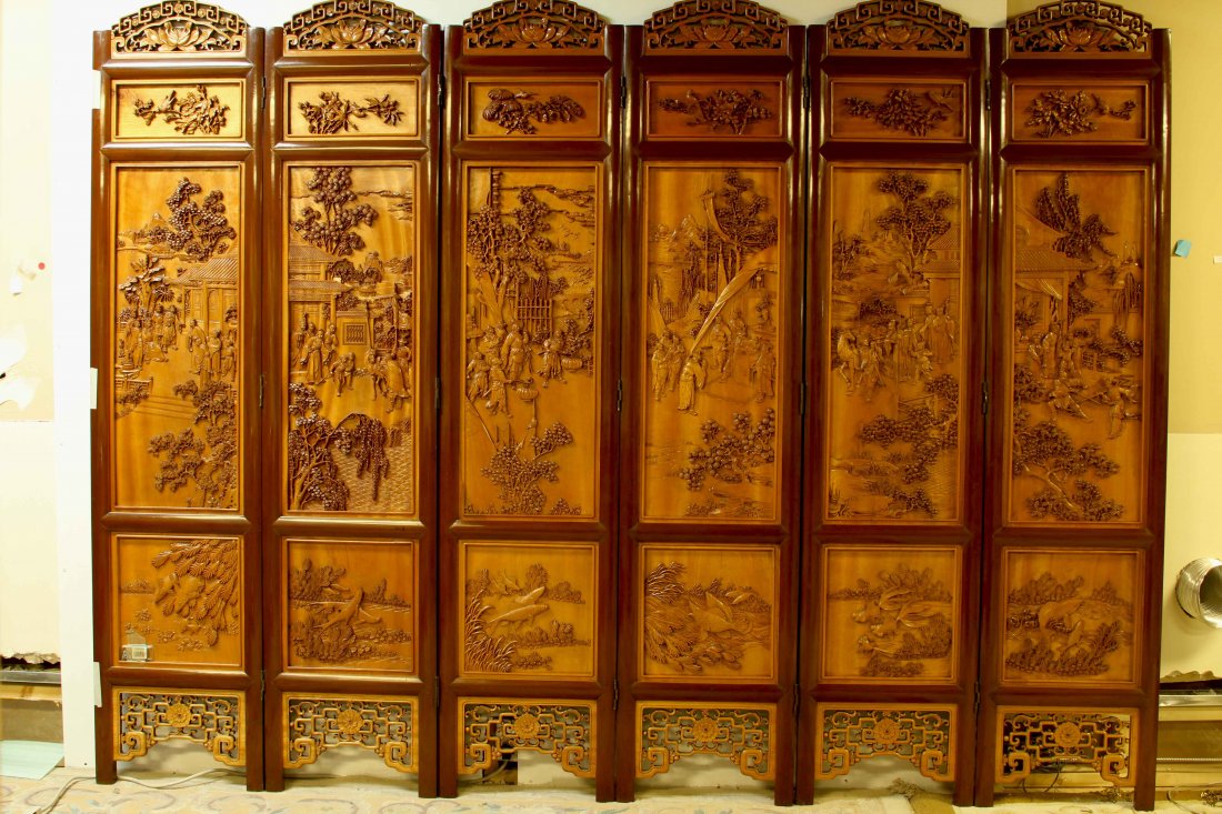 wood: CHINESE WOOD SCREEN SET CARVED OF VILLAGERS IN A VILLAGE L:105" W:1.5" H:80.5"浏览高清图片请登录