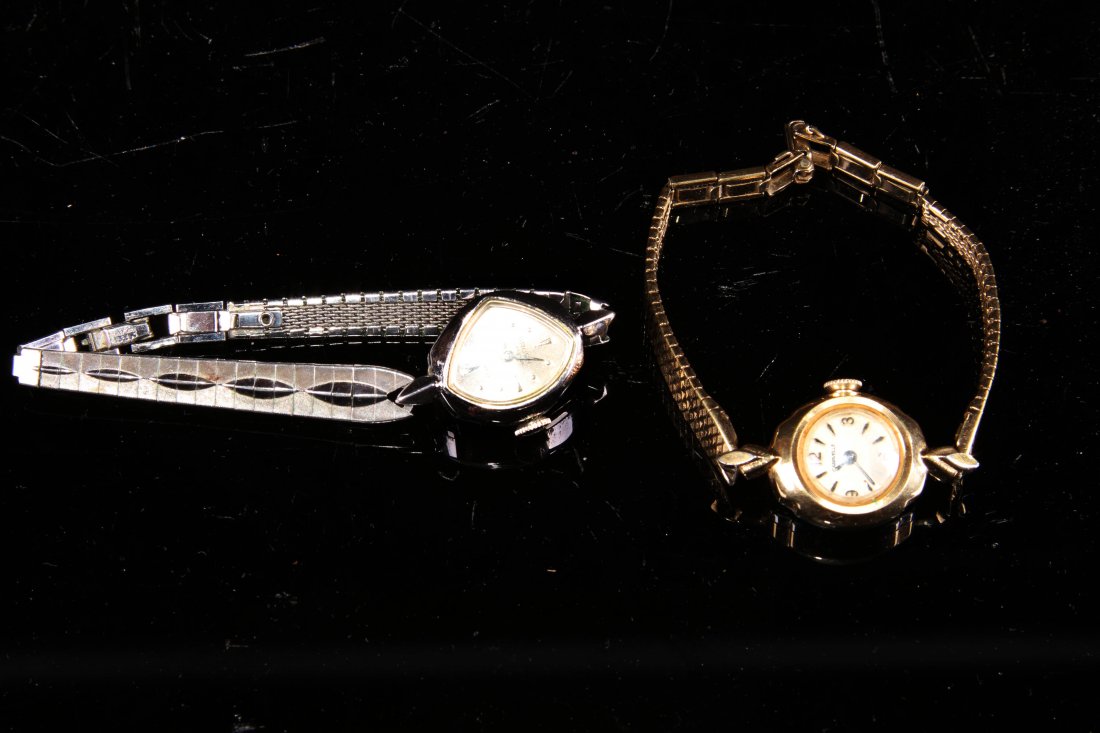 [CHINESE] GRUEND LADY'S WATCHE SET ( 2 PIECES) (: GRUEN女士表两件(以最大物品计量)[CHINESE] GRUEND LADY'S WATCHE SET ( 2 PIECES) ( MEASURE FROM THE LARGEST ITEM) L:3"