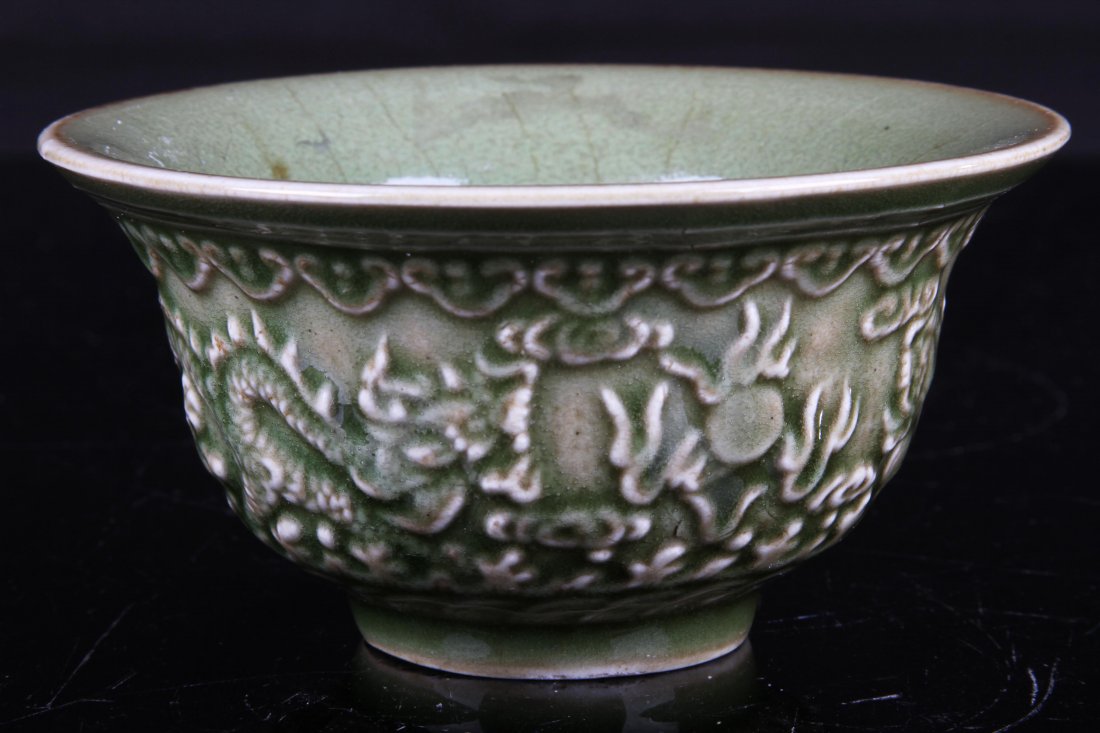 [CHINESE] SONG DYNASTY-STYLE "YAO ZHOU YAO GUAN" MARKED: 精美仿宋耀州窑官字款开片宽口杯[CHINESE] SONG DYNASTY-STYLE "YAO ZHOU YAO GUAN" MARKED GREEN CRACKLED GLAZE WID