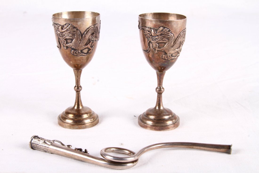 [CHINESE] A PAIR OF STERLING SILVER WINE CUP AND ONE: 纯银质“乔”字款龙纹酒杯两只及龙纹烟嘴一只（总重89g）