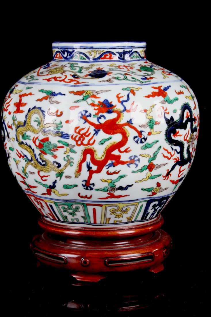 [CHINESE] MING DYNASTY "DAMINGWANLINIANZHI" MARKED DOU: “大明万历年制” 款斗彩九龙瓜棱罐[CHINESE] MING DYNASTY STYLE “DAMINGWANLINIANZHI” MARKED DOU GLAZED P