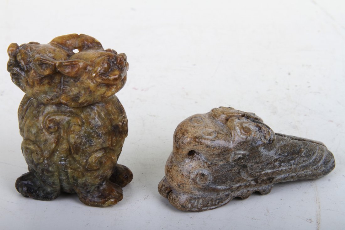 [CHINESE]A SET OF JADE CARVED SHOE SHAPOED ORNAMENT (2: [CHINESE]A SET OF JADE CARVED SHOE SHAPOED ORNAMENT (2 ITEMS) L:3" W:1" H:0.5"古玉雕摆件组（两件）