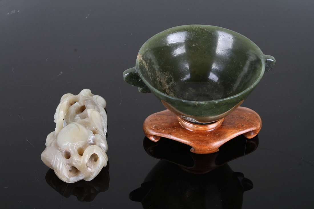 A SET OF JADE CARVED CUP WITH HANDLE AND PENDNAT WITH (1 of 3)